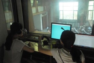 参赛选手和指导老师观摩TapTap模拟国际会议